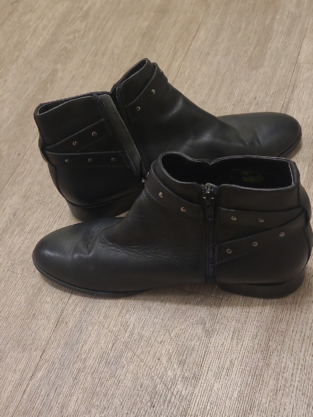 NEW WITHOUT TAGS Black Leather Sleek Dress Boot
